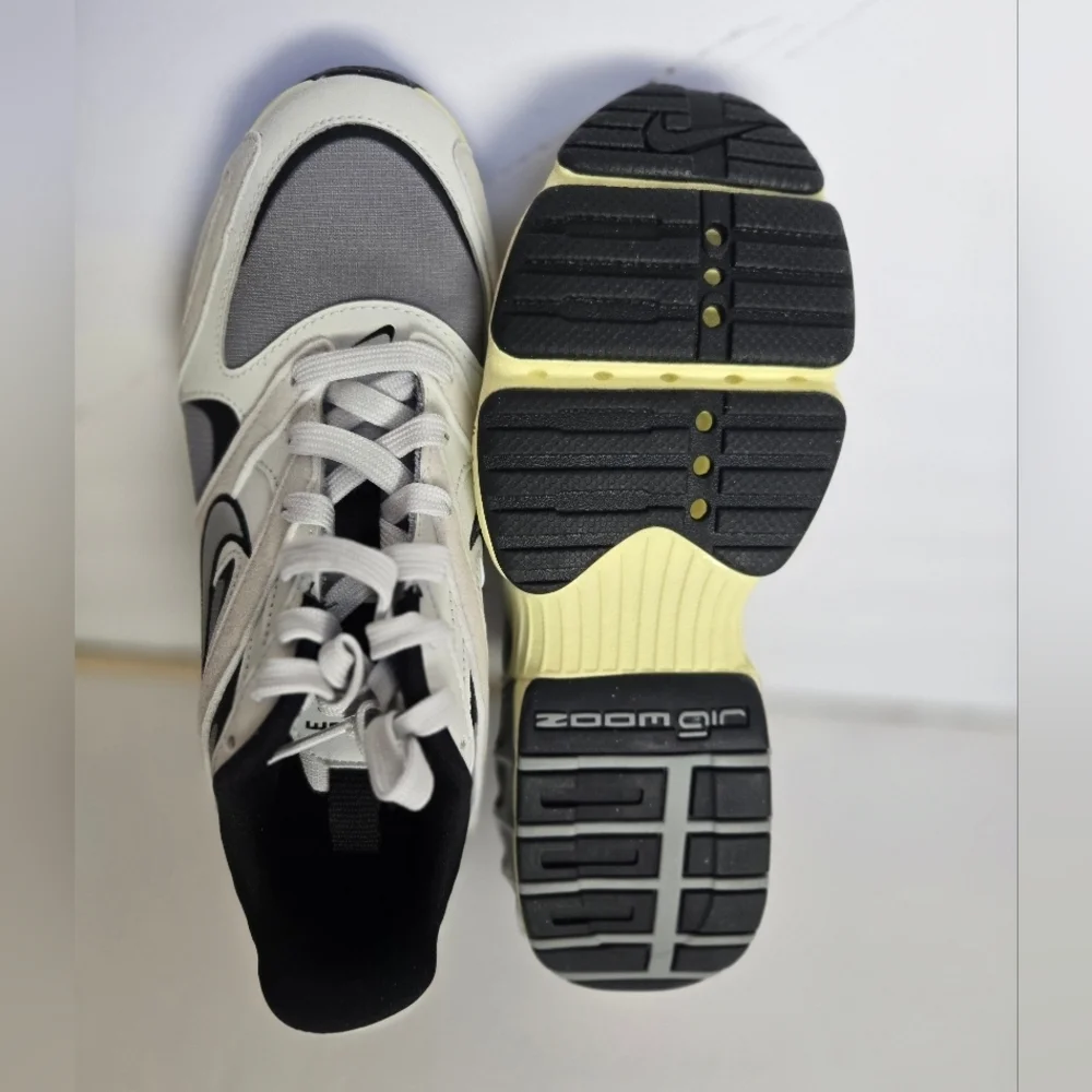 NEW, Nike Zoom Air Sneakers in Black and White.Size 7 1/2